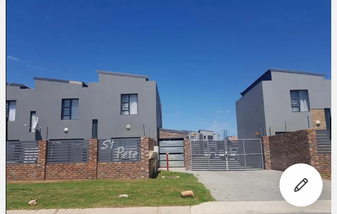 Exclusive Townhouse Newton Park Apartment